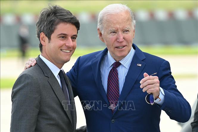 Thủ tướng Pháp Gabriel Attal (trái) đón Tổng thống Mỹ Joe Biden tại sân bay Orly ở Paris, Pháp, ngày 5-6-2024. Ảnh: AFP/TTXVN
