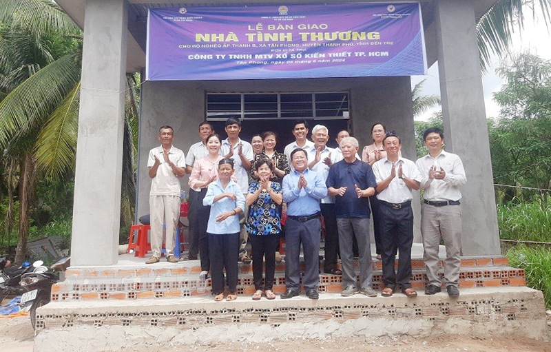 Đại biểu chụp ảnh lưu niệm bàn giao nhà gia đình ông Huỳnh Văn Sơn. Ảnh: Văn Minh.