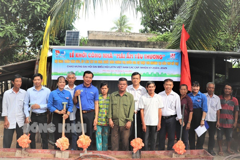 Đại biểu cùng gia đình chụp ảnh lưu niệm. Ảnh: Huy KT.