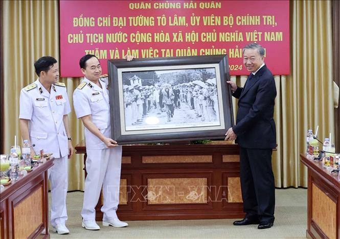 Chủ tịch nước Tô Lâm tặng bức ảnh "Bác Hồ thăm Bộ đội Hải quân năm 1965" cho Bộ Tư lệnh Quân chủng Hải quân. Ảnh: Nhan Sáng/TTXVN