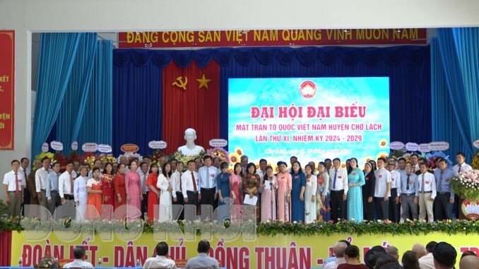 Ủy ban MTTQ Việt Nam huyện Chợ Lách khóa XI nhiệm kỳ 2024 - 2029 ra mắt trước Đại hội. Ảnh: Việt Cường.