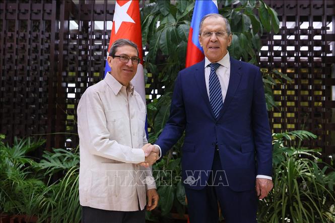 Ngoại trưởng Nga Sergei Lavrov (phải) và người đồng cấp Cuba Bruno Rodriguez Parrilla trong cuộc gặp ở La Habana ngày 20-4-2023. Ảnh: AFP/TTXVN