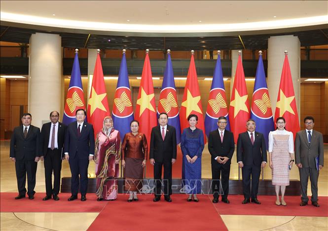 Chủ tịch Quốc hội Trần Thanh Mẫn với Đại sứ, Đại biện các nước ASEAN và Timor Leste tại Hà Nội. Ảnh: Thống Nhất/TTXVN