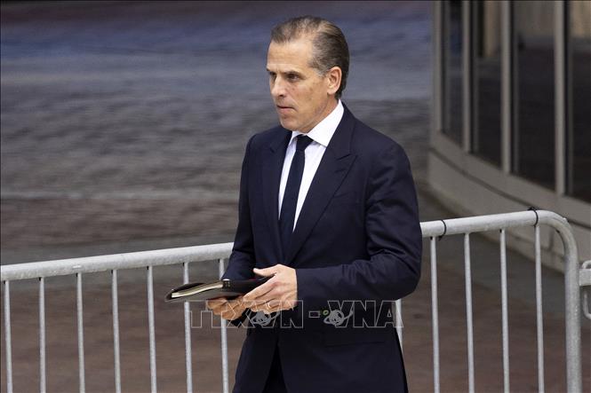 Ông Hunter Biden, con trai của Tổng thống Mỹ Joe Biden, rời Tòa nhà Liên bang J. Caleb Boggs ở Wilmington, bang Delaware, ngày 10-6-2024. Ảnh: AFP/TTXVN