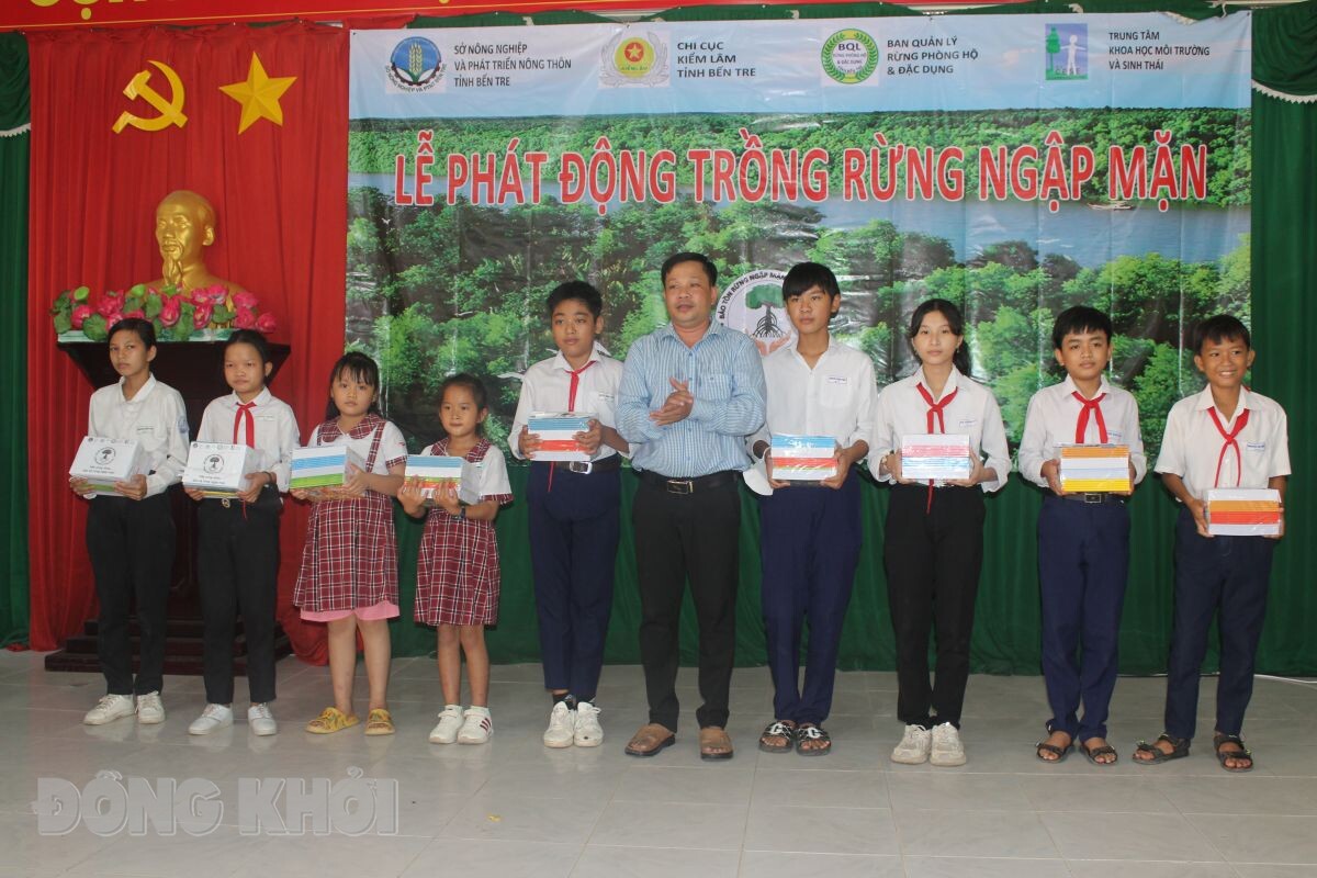 Trao quà cho học sinh vượt khó học giỏi Trường THCS Thới Thuận, huyện Bình Đại.