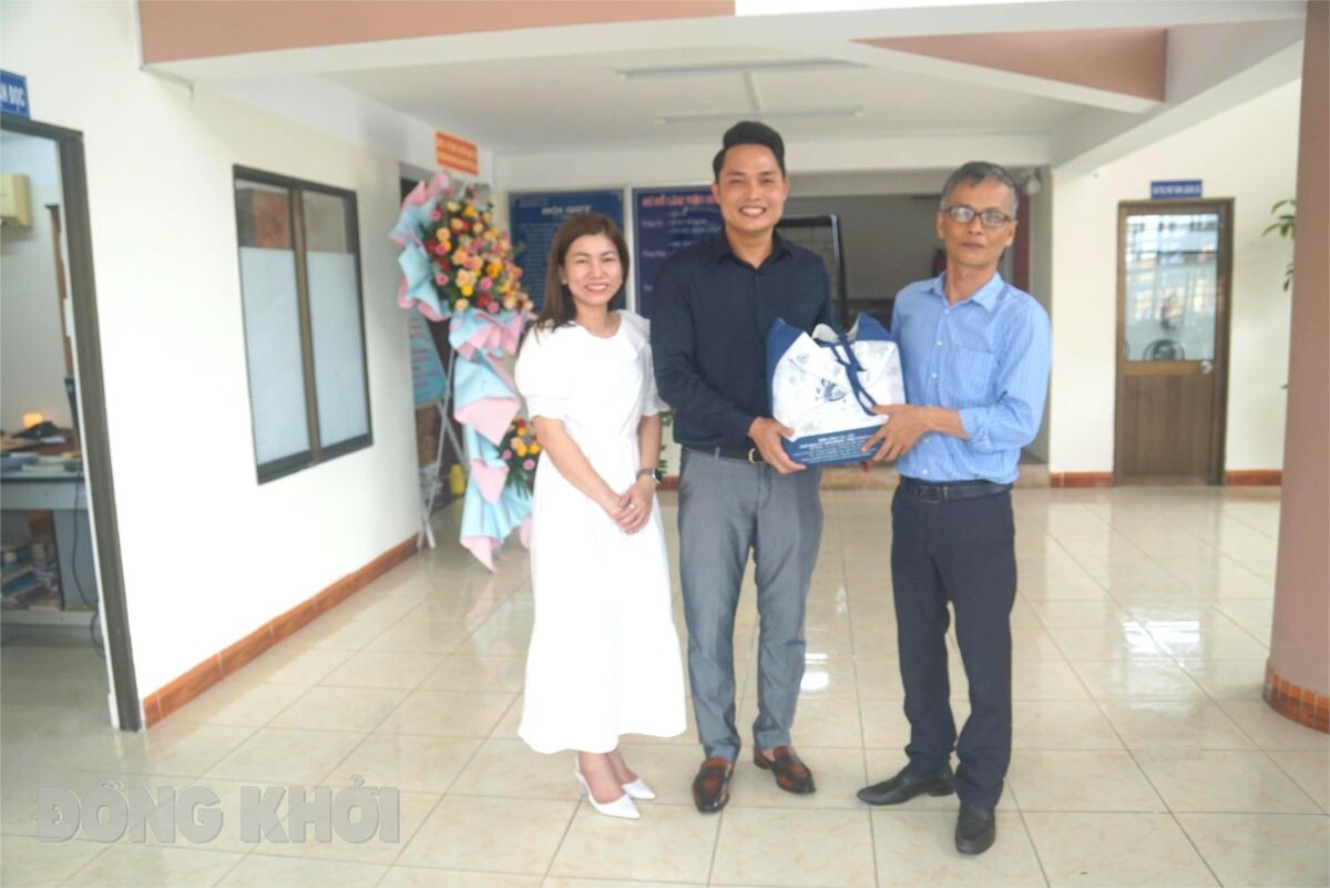 Ban giám hiệu Tiểu học - THCS IGC Bến Tre đến thăm, chúc mừng Báo Đồng Khởi nhân ngày Báo chí Cách mạng Việt Nam. 