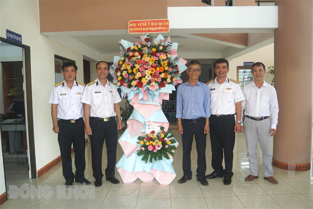 Đoàn công tác Bộ Tư lệnh Vùng 2 Hải quân thăm và chúc mừng Ngày Báo chí Cách mạng Việt Nam Việt Nam cơ quan Báo Đồng Khởi