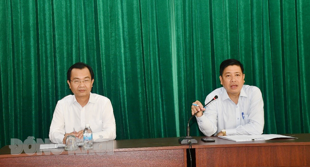 Chủ trì hội nghị.
