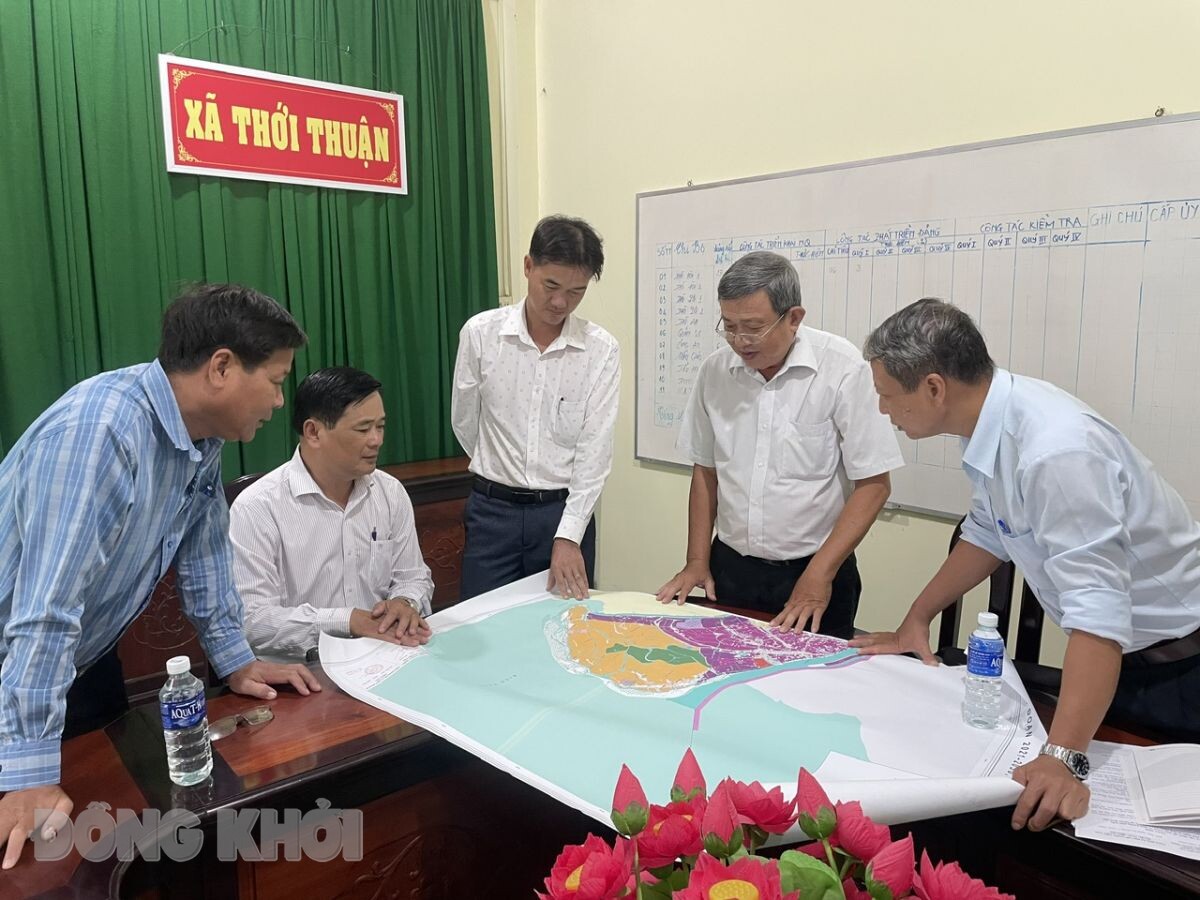 Đoàn công tác Sở Nông nghiệp và Phát triển nông thôn xem quy hoạch nuôi trồng thủy sản huyện Bình Đại. 