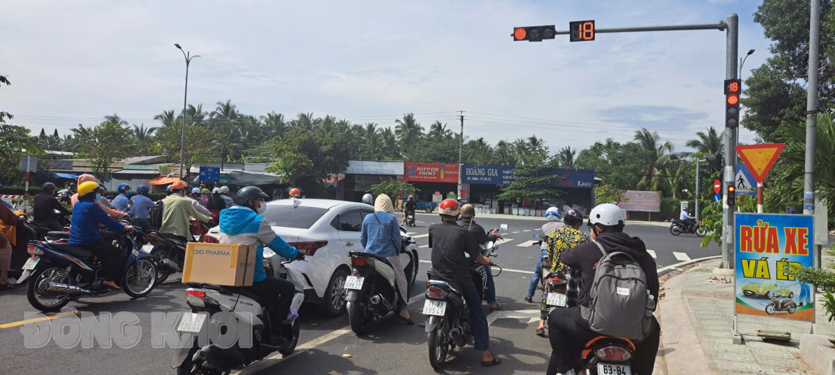 Người dân thực hiện nghiêm túc đảm bảo an toàn giao thông khi qua các chốt đèn xanh đèn đỏ, tại mũi tàu, xã Tam Phước, huyện Châu Thành