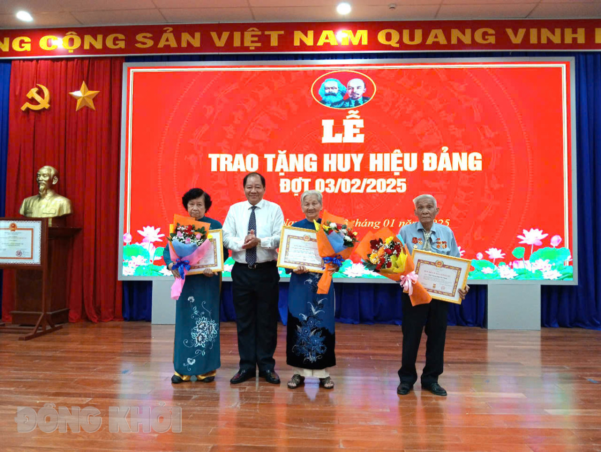 Trưởng ban Nội Chính Tỉnh ủy Lê Thanh Vân trao Huy hiệu Đảng cho đảng viên. Ảnh: Ngọc Vũ.