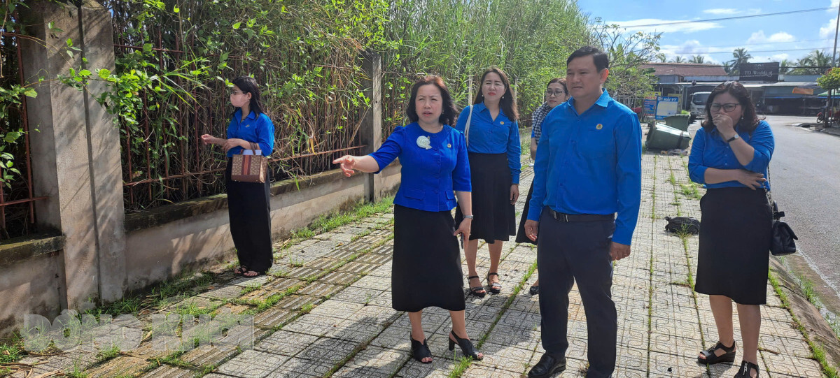 Bà Thái Thu Xương, Phó Chủ tịch Thường trực Tổng liên đoàn lao động Việt Nam khảo sát mặt bằng xây dựng Nhà ở xã hội Công đoàn tại Khu công nghiệp Giao Long, huyện Châu Thành, Bến Tre.