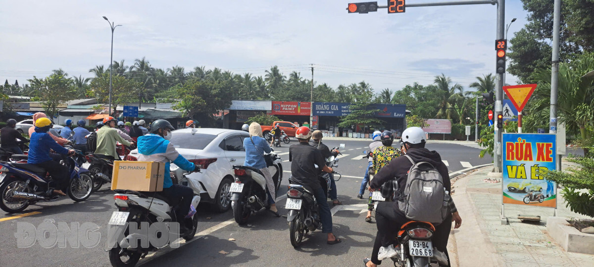 Người tham gia giao thông chấp hành nghiêm tại chốt đàn đỏ gần Công viên Tam Phước, huyện Châu Thành.