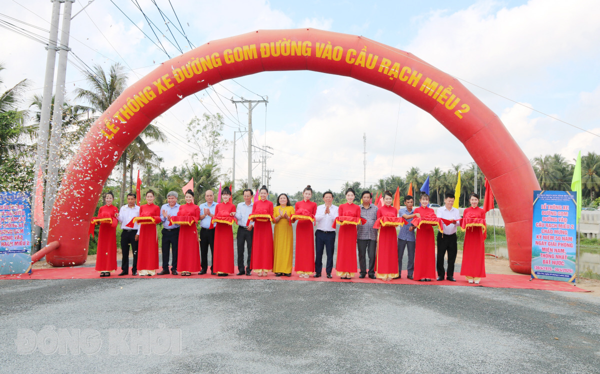 Thông xe đường gom đường vào cầu Rạch Miễu 2