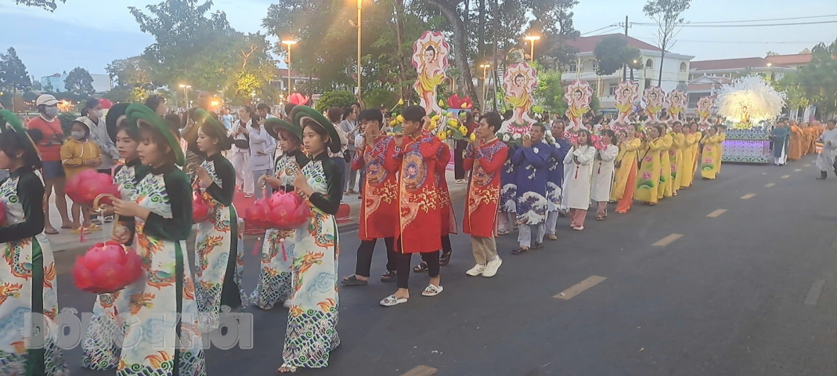 Diễu hành kiệu hoa quanh khu vực bờ hồ Trúc Giang