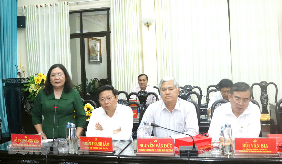 Trao các quyết định của Ban Thường vụ Tỉnh ủy về công tác cán bộ