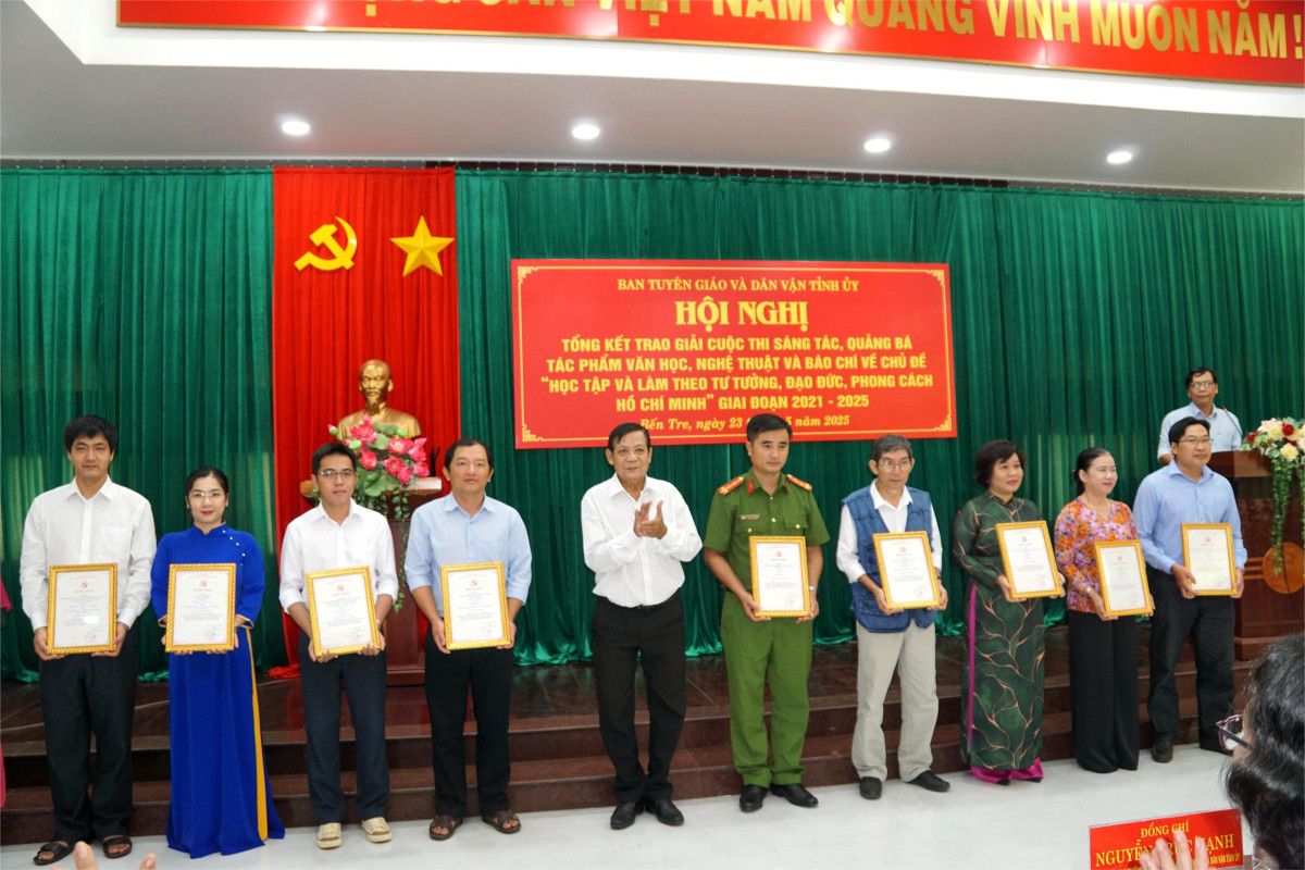 Trao giải báo chí về Học tập và làm theo tư tưởng, đạo đức, phong cách Hồ Chí Minh, do Ban Tuyên giáo và Dân vận tổ chức. Ảnh: Ánh Nguyệt