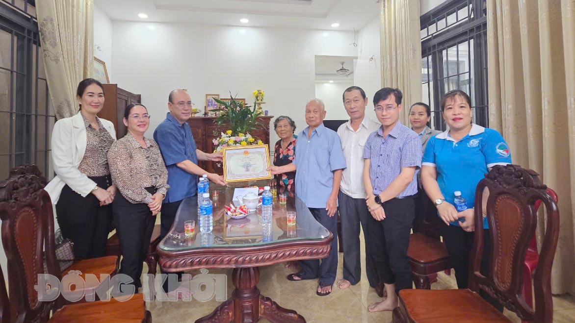 Phó bí thư Thường trực Tỉnh ủy Trần Thanh Lâm thăm, chúc thọ 5 cụ tròn 90 tuổi tại Ba Tri