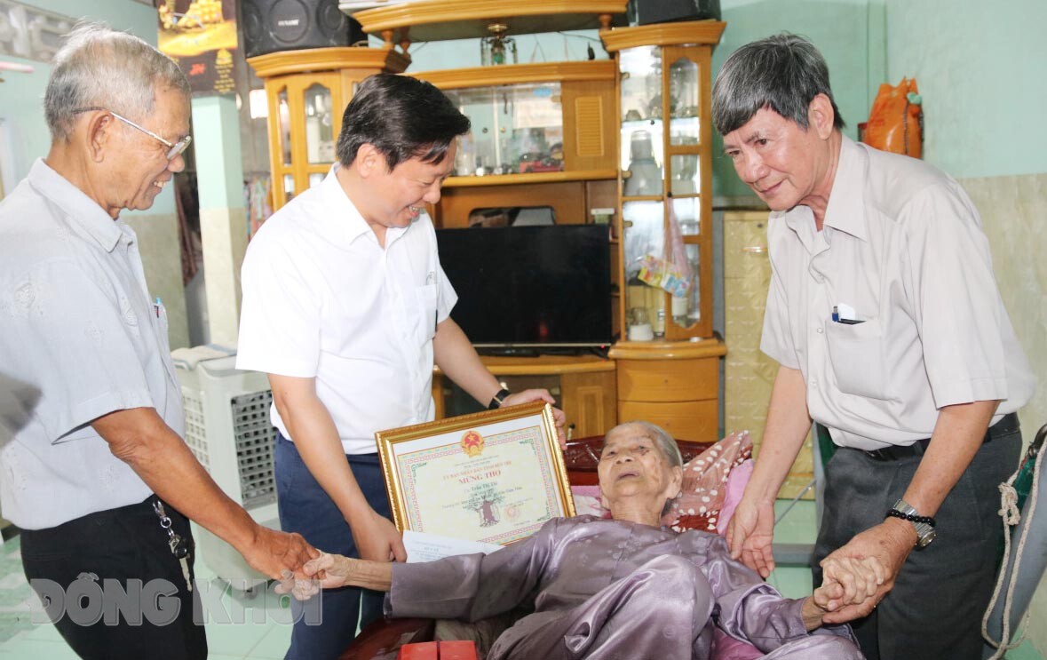 Phó bí thư Thường trực Tỉnh ủy Trần Thanh Lâm thăm, chúc thọ 5 cụ tròn 90 tuổi tại Ba Tri