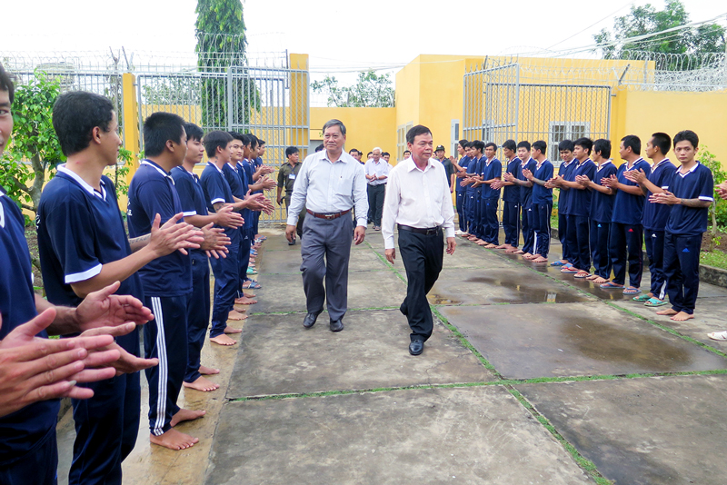 Bí thư Tỉnh ủy Võ Thành Hạo (bên phải) và Phó chủ tịch UBND tỉnh Nguyễn Hữu Phước tham quan nơi ăn, ở của học viên Cơ sở Cai nghiện ma túy. Ảnh: T. Thảo