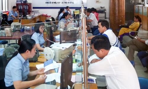 Chọn hình thức gửi tiền tiết kiệm hiệu quả Khách hàng giao dịch tại ngân hàng. Ảnh: Thanh Hải