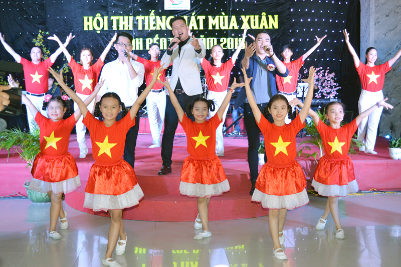Tăng cường quản lý hoạt động hội xuân Tiết mục chào mừng Hội thi Tiếng hát mùa xuân. Ảnh: A.Nguyệt