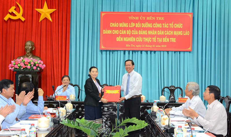 Phó bí thư Thường trực Tỉnh ủy Phan Văn Mãi trao quà lưu niệm cho đoàn thực tập Lào. Ảnh: Quốc Thi