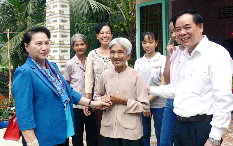 Chủ tịch Quốc hội Nguyễn Thị Kim Ngân (bìa trái) thăm hỏi hoàn cảnh gia đình bà Trần Thị Đầm ở xã An Khánh (Châu Thành). Ảnh: Hữu Hiệp