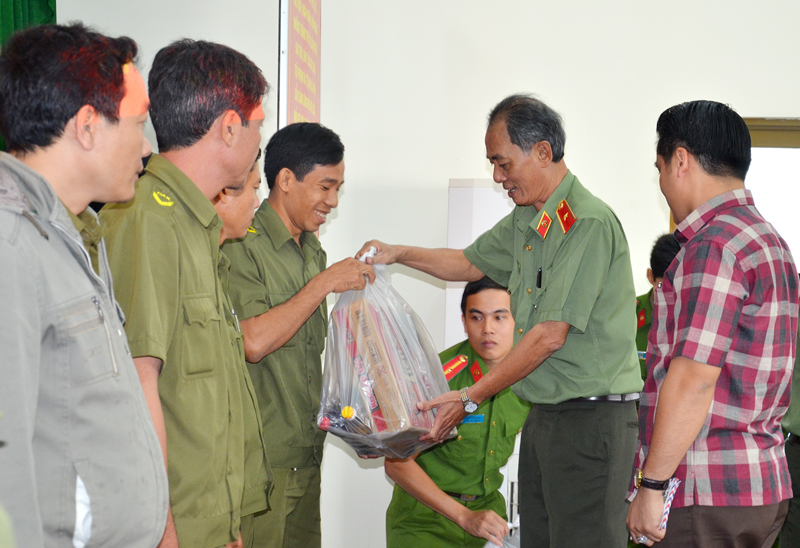 Thiếu tướng Nguyễn Văn Hoàng - Giám đốc Công an tỉnh đến thăm và tặng quà Tết cho lực lượng Công an xã trên địa bàn huyện Mỏ Cày Bắc. Ảnh: Minh Thơ