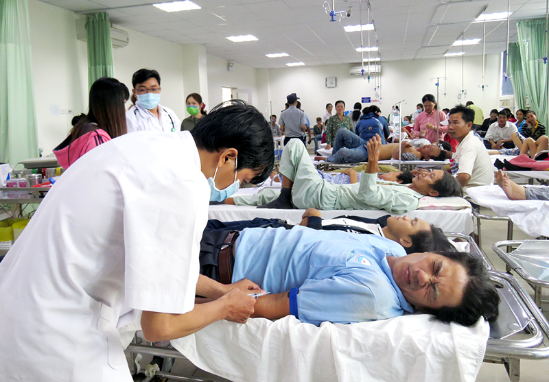 Điểm sáng trong chăm lo cho đoàn viên Y, bác sĩ là đoàn viên CĐCS Bệnh viện Nguyễn Đình Chiểu chăm sóc bệnh nhân. Ảnh: Tr.Q