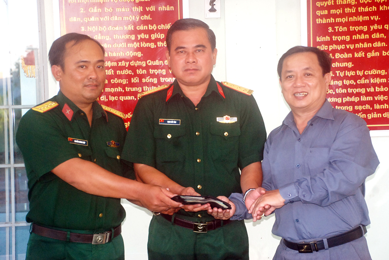 Thượng tá Trịnh Hữu Tính - Trung đoàn trưởng Trung đoàn BBKTT 895, Bộ Chỉ huy Quân sự tỉnh tổ chức bàn giao tài sản cho người bị mất. Ảnh: Đ. Thạch