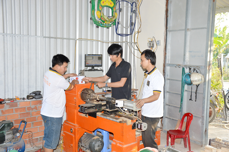 Tiếp cận thành tựu cách mạng công nghiệp 4.0 Thanh niên Bến Tre khởi nghiệp với chế tạo máy móc công nghệ tự động hóa. Ảnh: C. Trúc