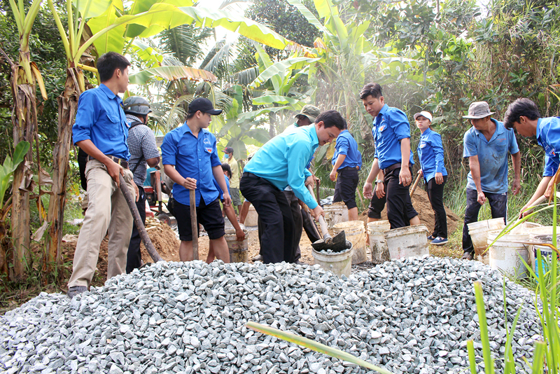 Khởi công xây dựng tuyến đường giao thông nông thôn tại xã Phú Túc. Ảnh: T. Lập