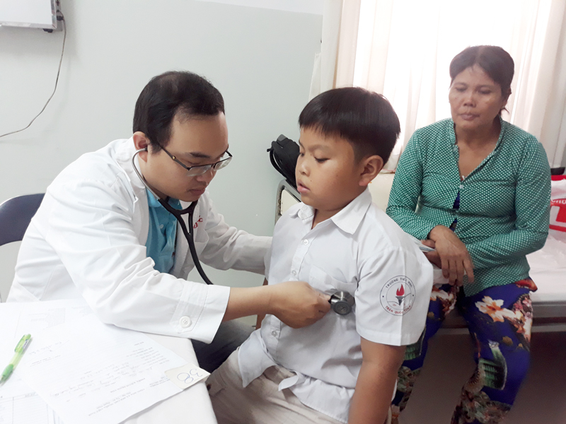 Tổ chức khám lọc bệnh tim cho 138 người Khám sàng lọc tim cho trẻ. Ảnh: KM