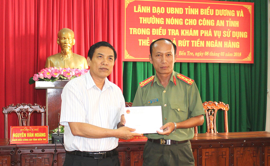 Chủ tịch UBND tỉnh thưởng “nóng” cho Công an tỉnh về thành tích đấu tranh phá án Chủ tịch UBND tỉnh Cao Văn Trọng trao tiền thưởng cho đại diện lãnh đạo CA tỉnh, Đại tá Nguyễn Văn Nhựt – Phó giám đốc CA tỉnh. Ảnh: H. Đức
