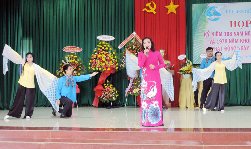 Hội Liên hiệp Phụ nữ tỉnh: Họp mặt Ngày Quốc tế Phụ nữ 8-3 Tiết mục văn nghệ chào mừng buổi họp mặt. Ảnh: P. Tuyết