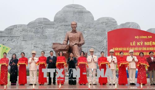 Chủ tịch Quốc hội Nguyễn Thị Kim Ngân và các đại biểu cắt băng khánh thành Khu lưu niệm Sáu điều Bác Hồ dạy Công an nhân dân (Ảnh: Trọng Đức – TTXVN)