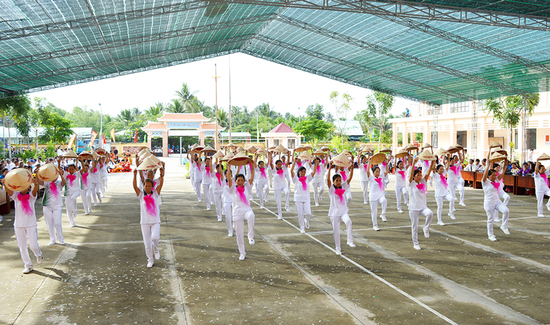 Đồng diễn thể dục dưỡng sinh tại Đại hội Thể dục thể thao xã Mỹ Thạnh An và Trường THPT Lạc Long Quân.