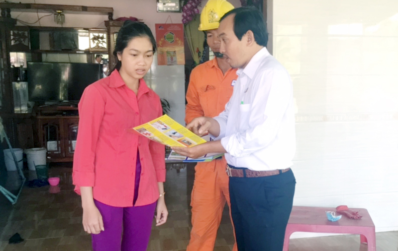 Cán bộ tuyên truyền cách sử dụng điện an toàn tiết kiệm và hiệu quả tại các hộ nuôi tôm.