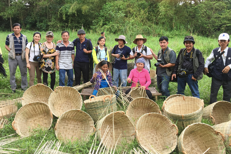 Hội viên tham gia trại sáng tác ảnh tại Cà Mau. Ảnh: Dừa Nguyễn