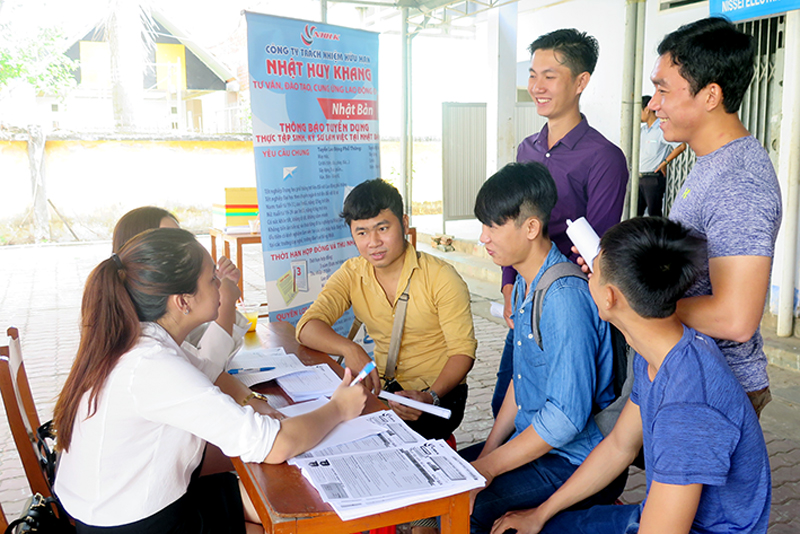 Phiên giao dịch việc làm tổ chức tại Trung tâm Dịch vụ việc làm Bến Tre. Ảnh: T.Thảo