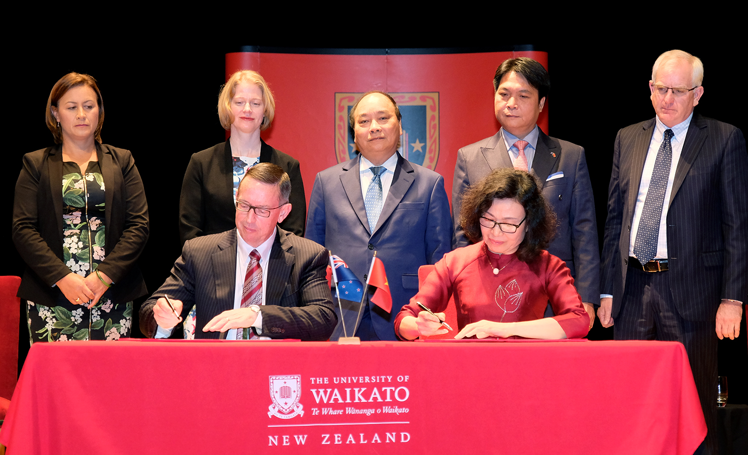 Thủ tướng đối thoại với sinh viên Đại học Waikato Thủ tướng chứng kiến lễ ký kết thỏa thuận hợp tác giữa Đại học Waikato với các đối tác Việt Nam. Ảnh: VGP/Quang Hiếu
