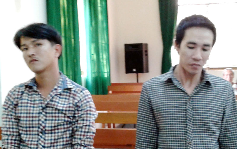 Trộm 1 máy cắt, trị giá 3,15 triệu đồng, cả 2 bị cáo phải ngồi tù Bị cáo Hải (bên phải) và bị cáo Nhã tại phiên tòa hình sự sơ thẩm ngày 14-3-2018. Ảnh: H. Đức