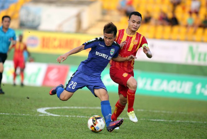 Bình Dương thắng trận đầu tiên ở V-League 2018 Dù thua trận nhưng màn trình diễn của Nam Định (phải) cũng rất đáng khen ngợi. Ảnh:NGUYÊN KHÔI