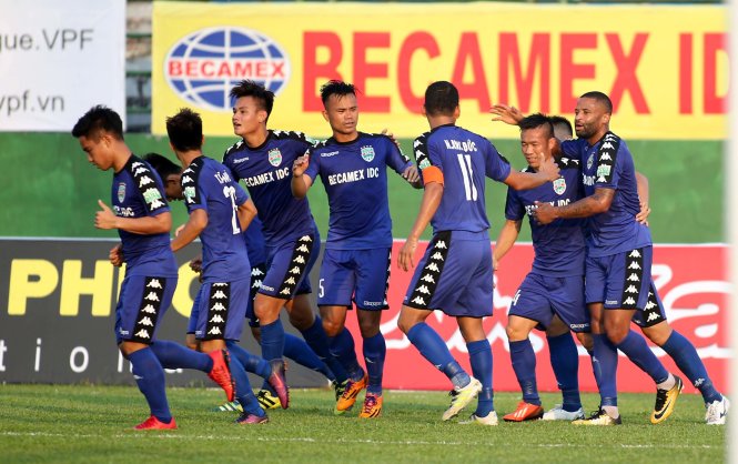 Bình Dương thắng trận đầu tiên ở V-League 2018 Các cầu thủ Bình Dương ăn mừng bàn thắng vào lưới Nam Định. Ảnh: NGUYÊN KHÔI