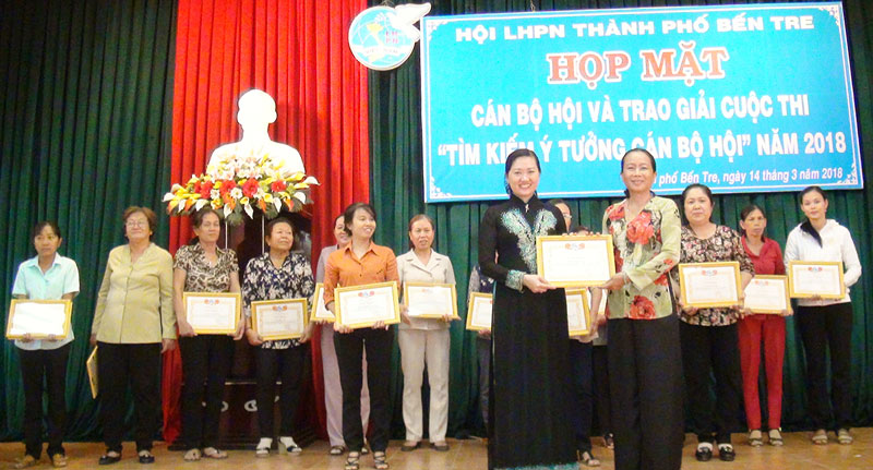 Chủ tịch Hội LHPN tỉnh Phạm Thị Thanh Thảo trao giải nhất cuộc thi cho chị Hồ Thị Dung.