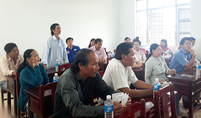 Giồng Trôm: Tư vấn xuất khẩu lao động cho đoàn viên, thanh niên Phụ huynh có con em muốn tham gia xuất khẩu lao động tìm hiểu thông tin về vay vốn. Ảnh: Kim Phụng
