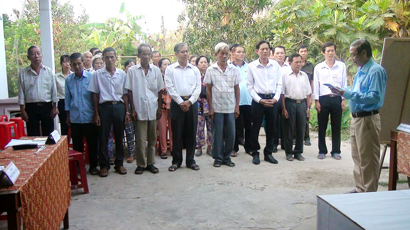 Bí thư Thành ủy Nguyễn Văn Đức (đứng thứ 5 từ trái sang) dự khại mạc bầu cử tại ấp Phú Lợi, xã Bình Phú. Ảnh: Đặng Bảy