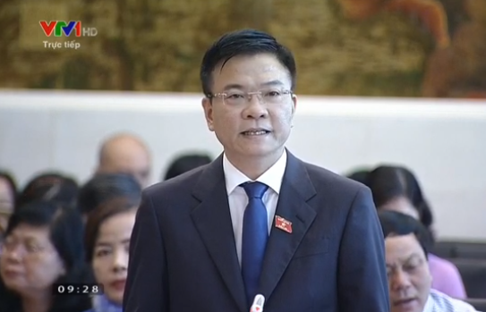 Bộ trưởng Bộ Tư pháp Lê Thành Long trả lời chất vấn sáng 19-3. (Ảnh: KT)