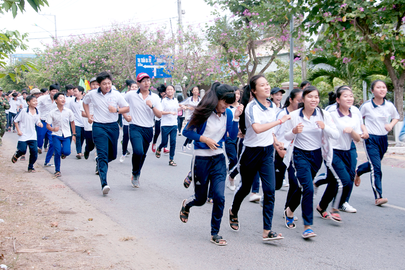Học sinh trên địa bàn huyện tham gia ngày chạy Olympic năm 2017. Ảnh: Hoàng Minh
